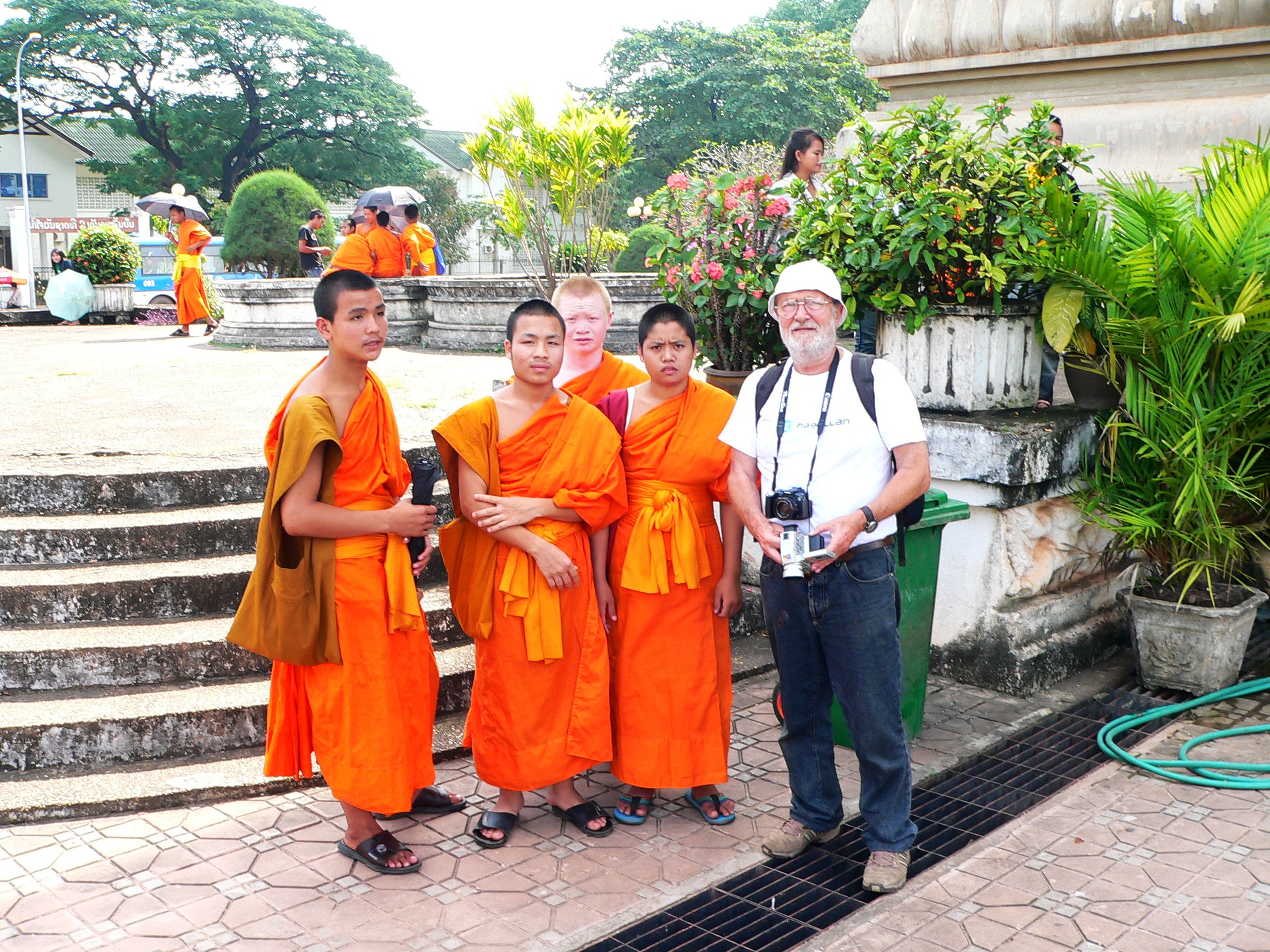 Buddhista szerzetesekkel Nepálban (Fotó: Juhász Árpád)